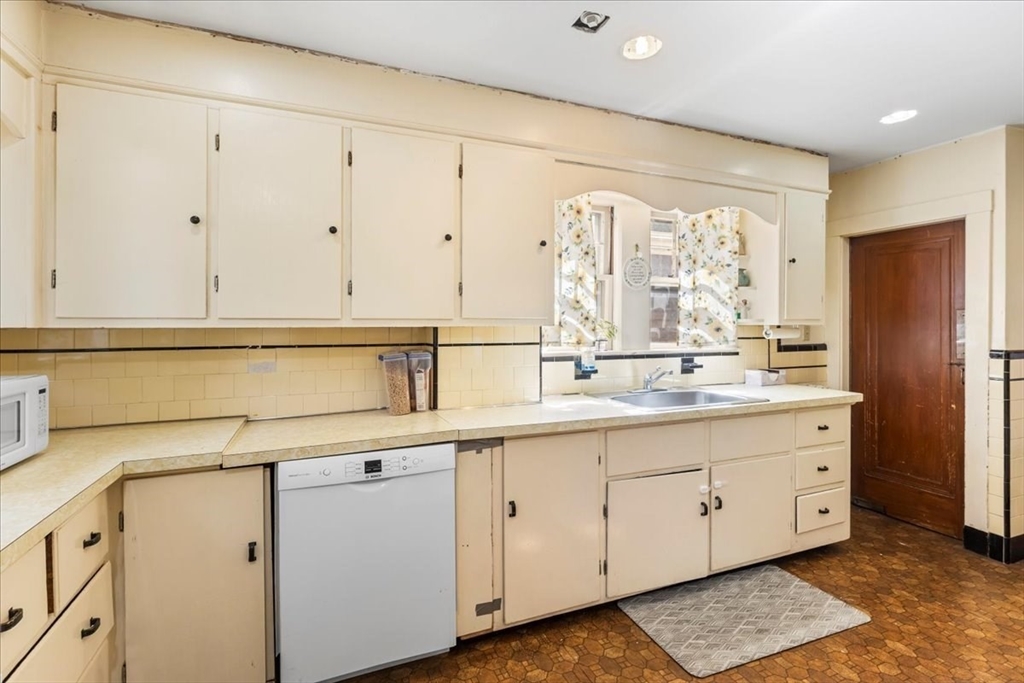 Somerville, Massachusetts 02144, United States, 5 Bedrooms Bedrooms, ,1 BathroomBathrooms,Residential,Active,119906