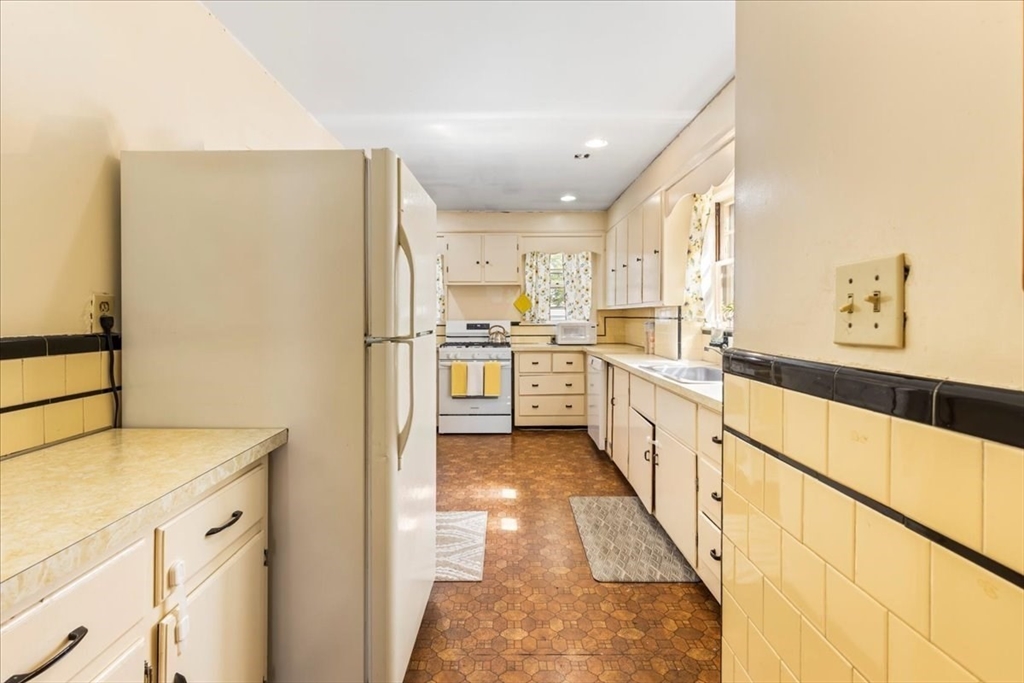 Somerville, Massachusetts 02144, United States, 5 Bedrooms Bedrooms, ,1 BathroomBathrooms,Residential,Active,119906