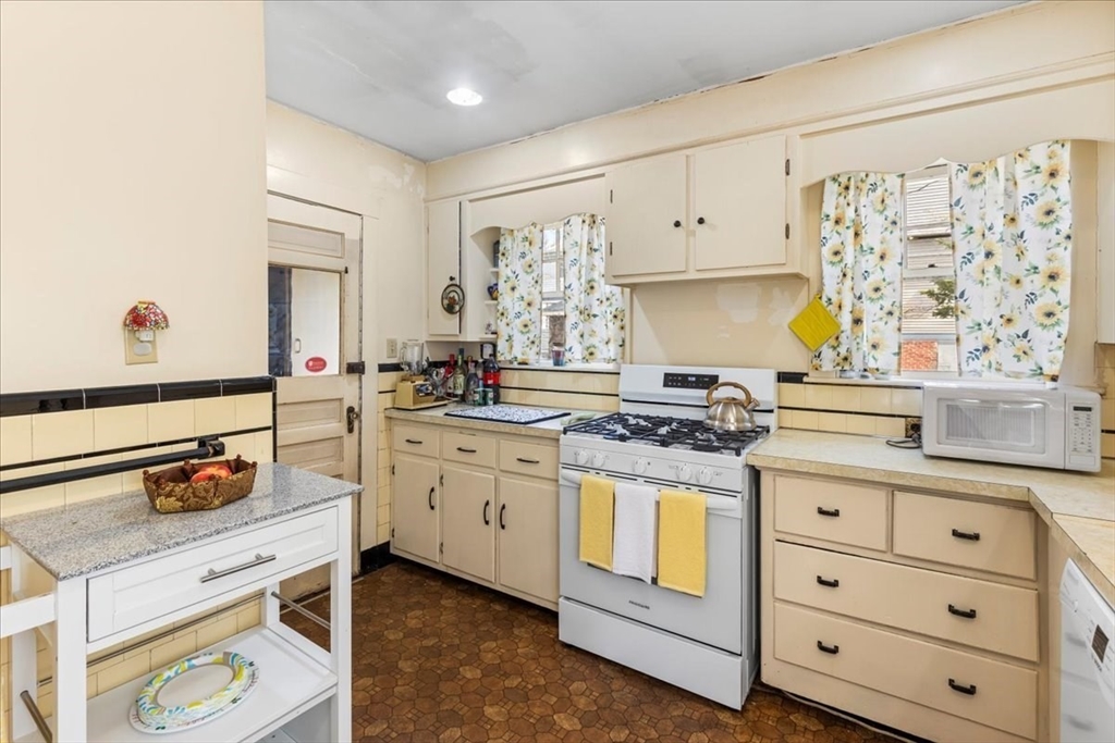 Somerville, Massachusetts 02144, United States, 5 Bedrooms Bedrooms, ,1 BathroomBathrooms,Residential,Active,119906