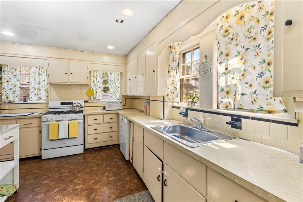 Somerville, Massachusetts 02144, United States, 5 Bedrooms Bedrooms, ,1 BathroomBathrooms,Residential,Active,119906