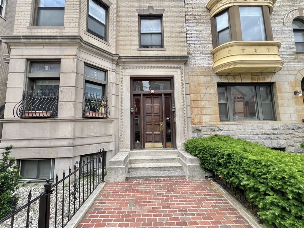 Click for 65 Hemenway Street #3, Boston, MA slideshow