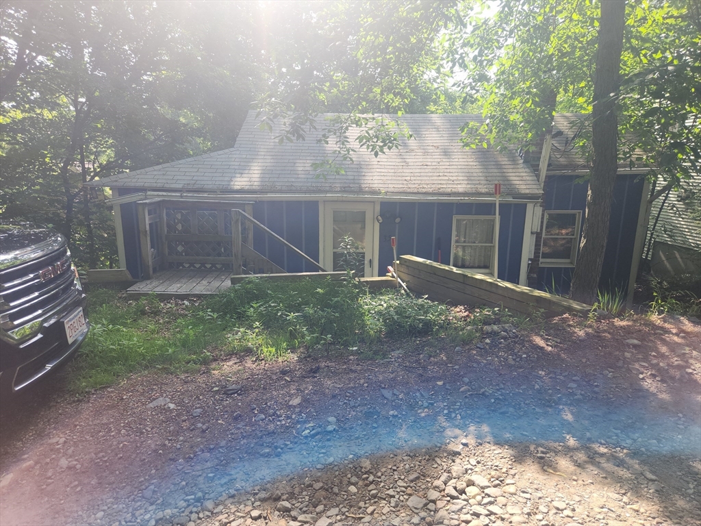 35 Hillcrest St