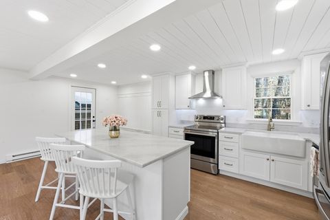 14 Bartlett St Oxford MA 01540