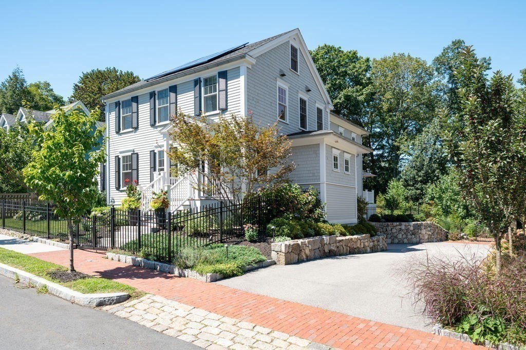 16 Plummer Avenue