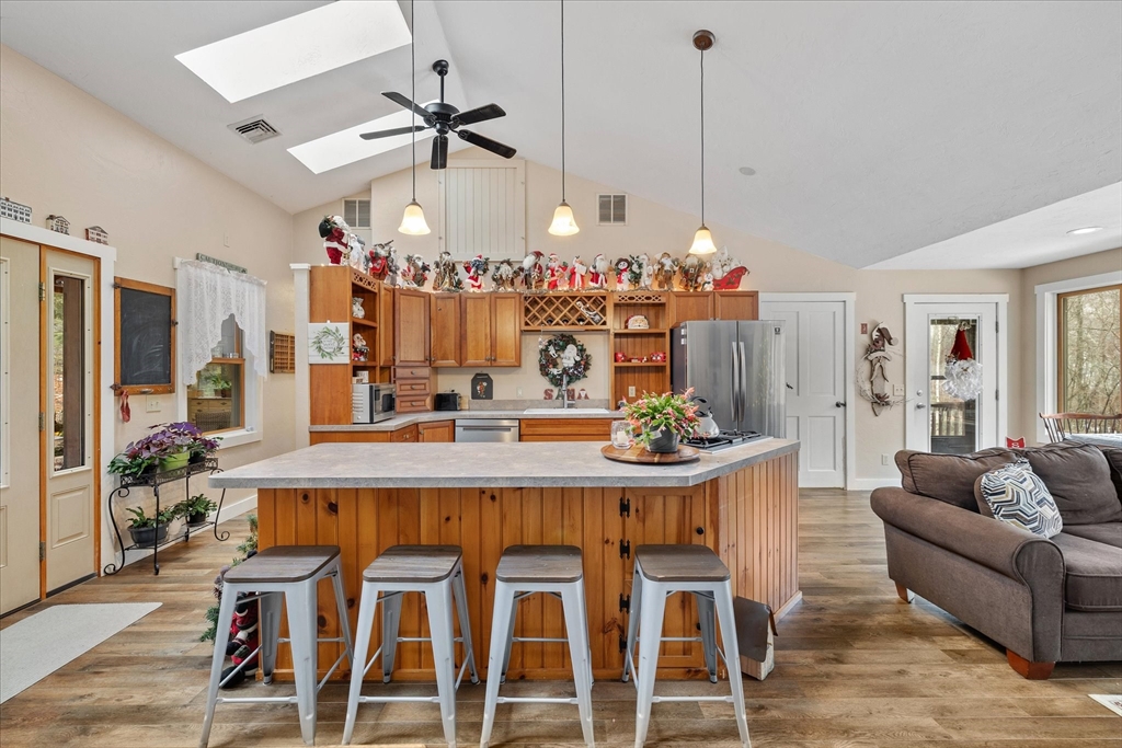 Southbridge, Massachusetts 01550, United States, 3 Bedrooms Bedrooms, ,3 BathroomsBathrooms,Residential,Pending,26791