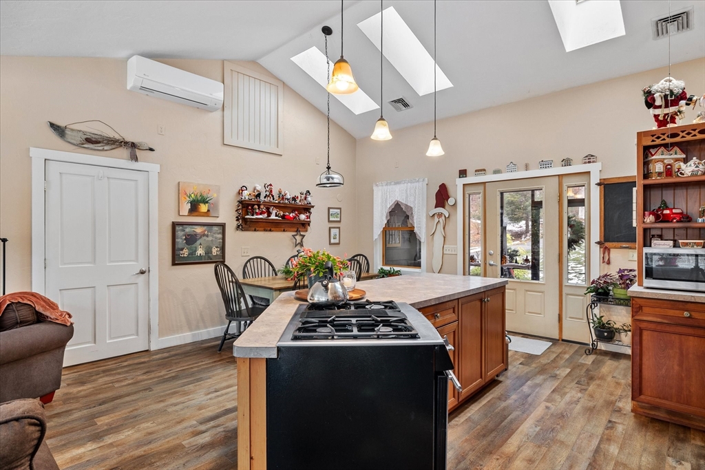 Southbridge, Massachusetts 01550, United States, 3 Bedrooms Bedrooms, ,3 BathroomsBathrooms,Residential,Pending,26791