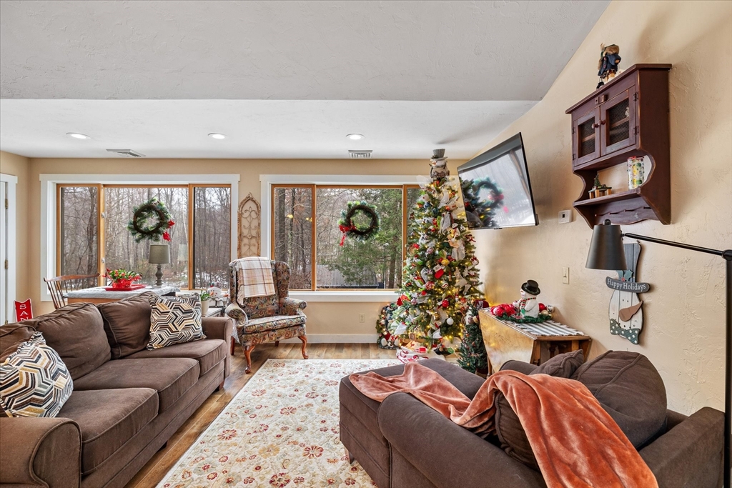 Southbridge, Massachusetts 01550, United States, 3 Bedrooms Bedrooms, ,3 BathroomsBathrooms,Residential,Pending,26791