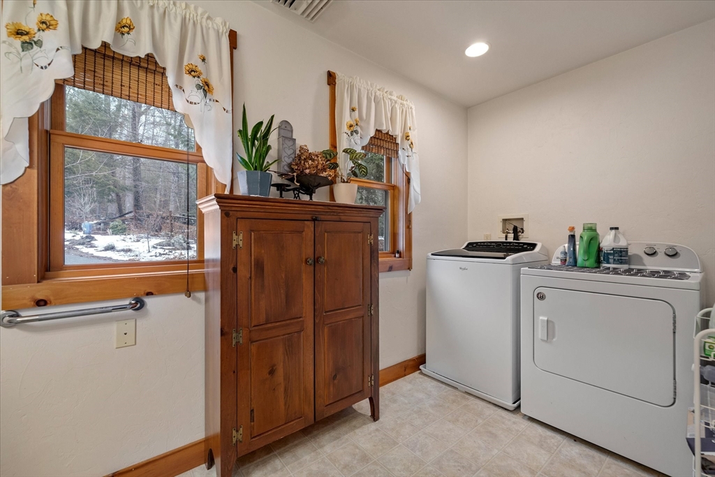 Southbridge, Massachusetts 01550, United States, 3 Bedrooms Bedrooms, ,3 BathroomsBathrooms,Residential,Pending,26791