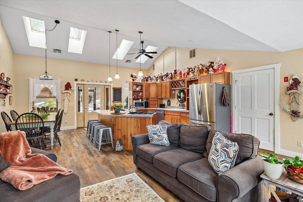 Southbridge, Massachusetts 01550, United States, 3 Bedrooms Bedrooms, ,3 BathroomsBathrooms,Residential,Pending,26791