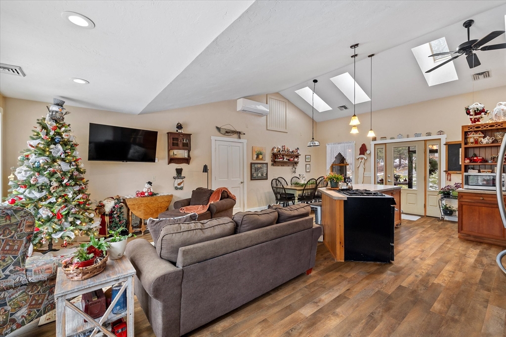 Southbridge, Massachusetts 01550, United States, 3 Bedrooms Bedrooms, ,3 BathroomsBathrooms,Residential,Pending,26791