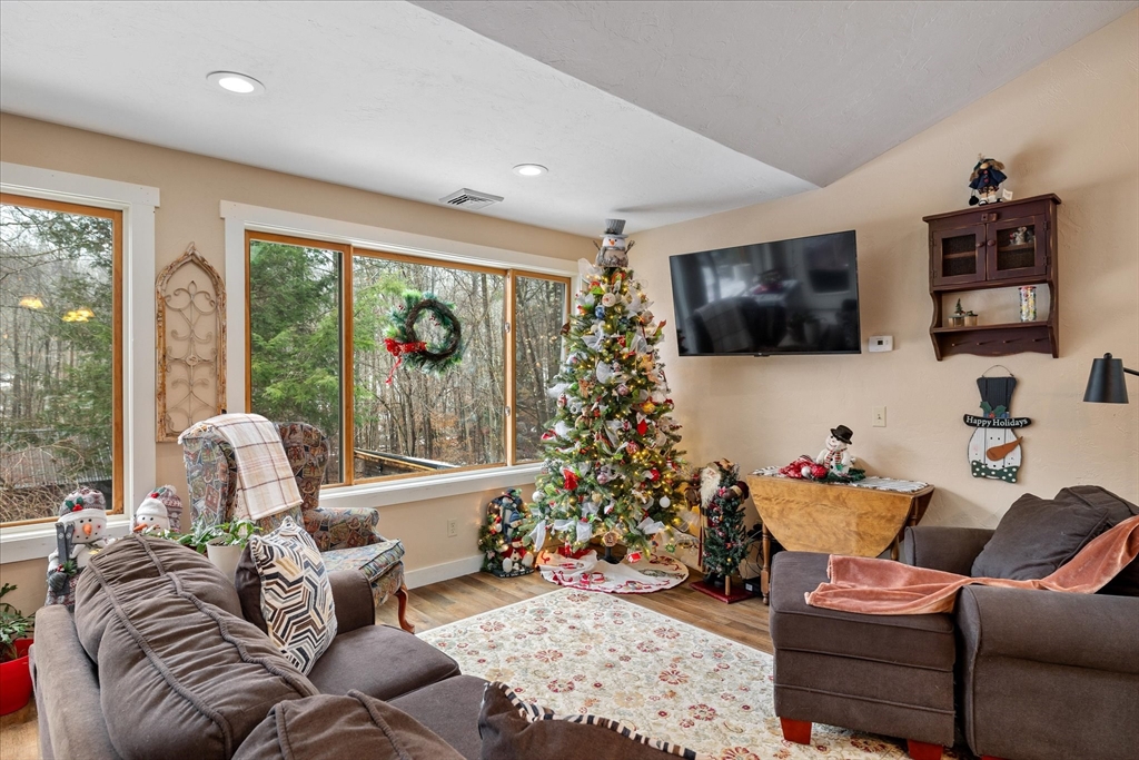 Southbridge, Massachusetts 01550, United States, 3 Bedrooms Bedrooms, ,3 BathroomsBathrooms,Residential,Pending,26791