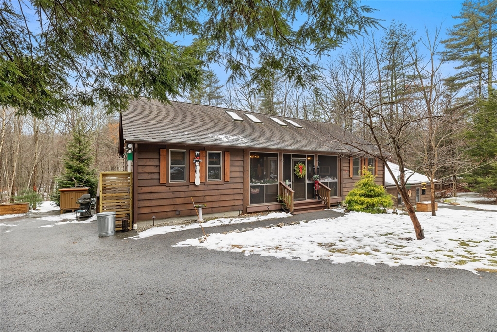 Southbridge, Massachusetts 01550, United States, 3 Bedrooms Bedrooms, ,3 BathroomsBathrooms,Residential,Pending,26791