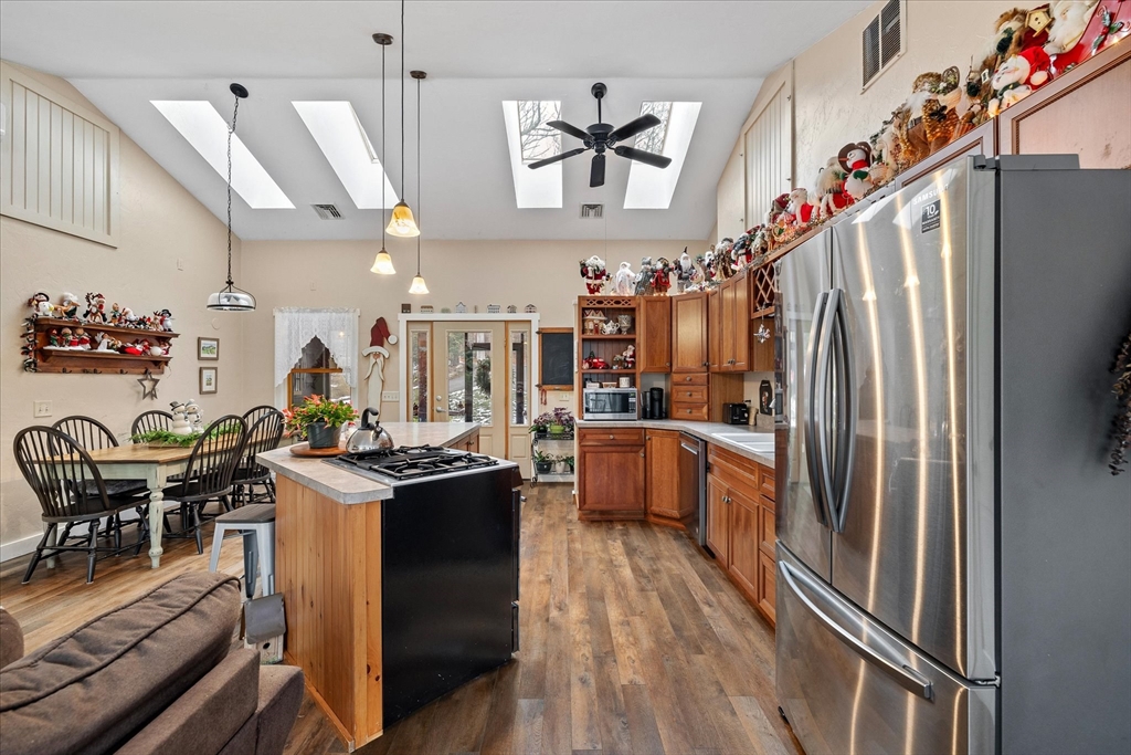 Southbridge, Massachusetts 01550, United States, 3 Bedrooms Bedrooms, ,3 BathroomsBathrooms,Residential,Pending,26791