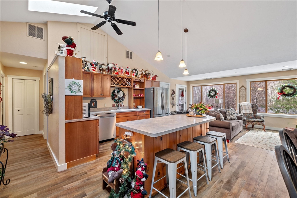 Southbridge, Massachusetts 01550, United States, 3 Bedrooms Bedrooms, ,3 BathroomsBathrooms,Residential,Pending,26791