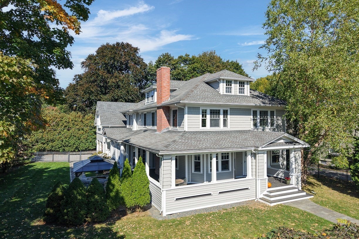 Photo of 15 Foxcroft Rd, Winchester, MA