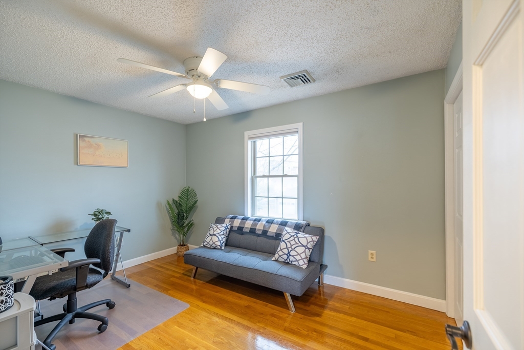 Peabody, Massachusetts 01960, United States, 3 Bedrooms Bedrooms, ,2 BathroomsBathrooms,Residential,Pending,129104