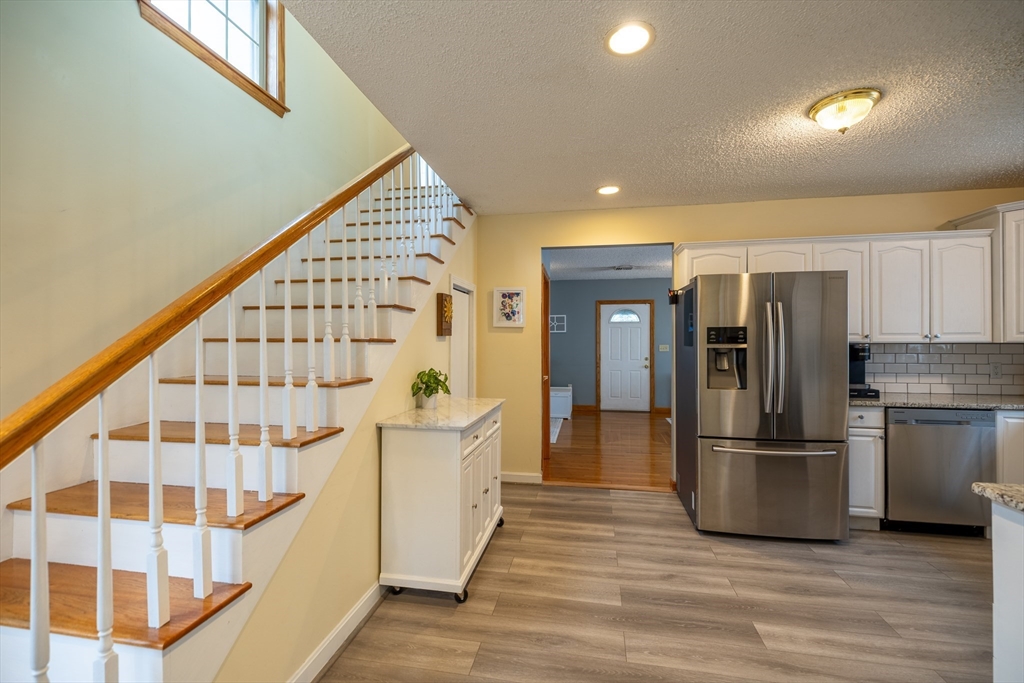 Peabody, Massachusetts 01960, United States, 3 Bedrooms Bedrooms, ,2 BathroomsBathrooms,Residential,Pending,129104