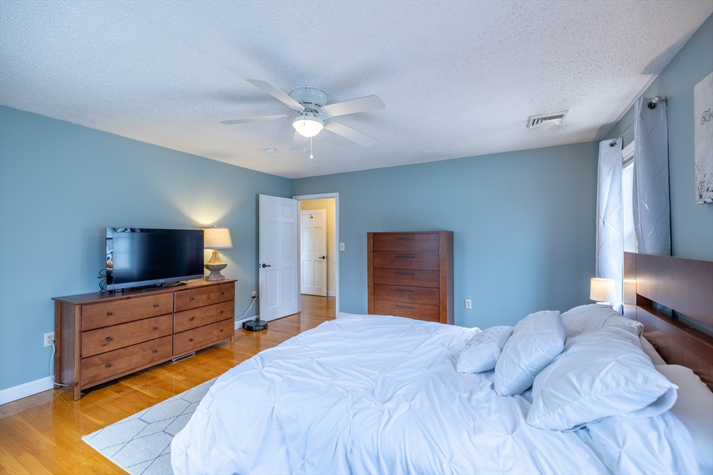 Peabody, Massachusetts 01960, United States, 3 Bedrooms Bedrooms, ,2 BathroomsBathrooms,Residential,Pending,129104