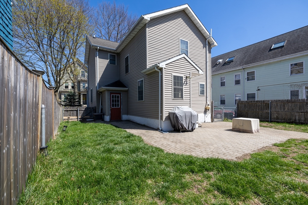 Peabody, Massachusetts 01960, United States, 3 Bedrooms Bedrooms, ,2 BathroomsBathrooms,Residential,Pending,129104