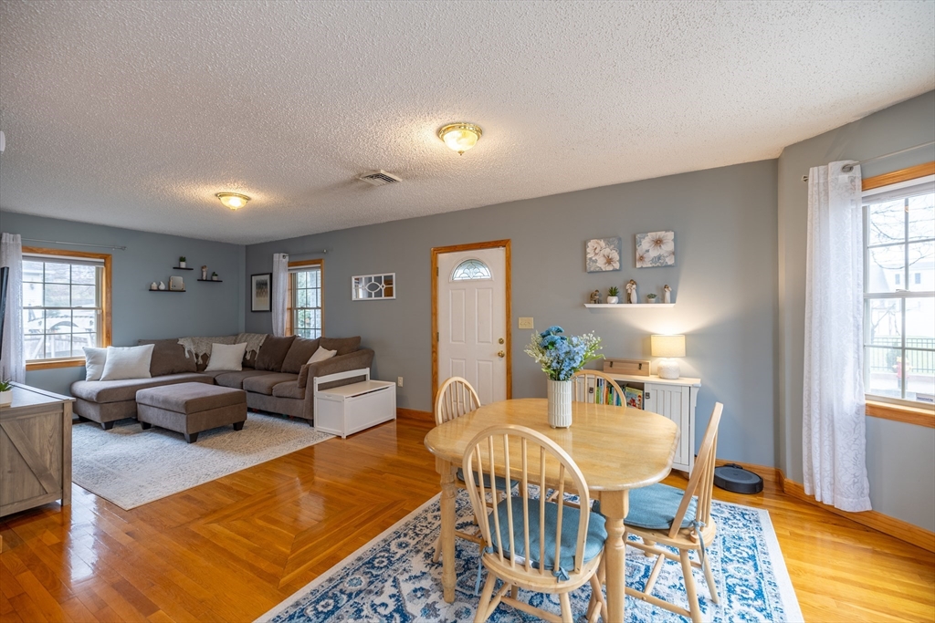 Peabody, Massachusetts 01960, United States, 3 Bedrooms Bedrooms, ,2 BathroomsBathrooms,Residential,Pending,129104