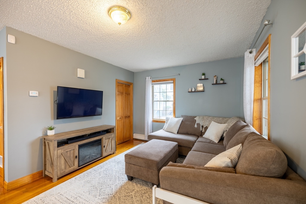 Peabody, Massachusetts 01960, United States, 3 Bedrooms Bedrooms, ,2 BathroomsBathrooms,Residential,Pending,129104