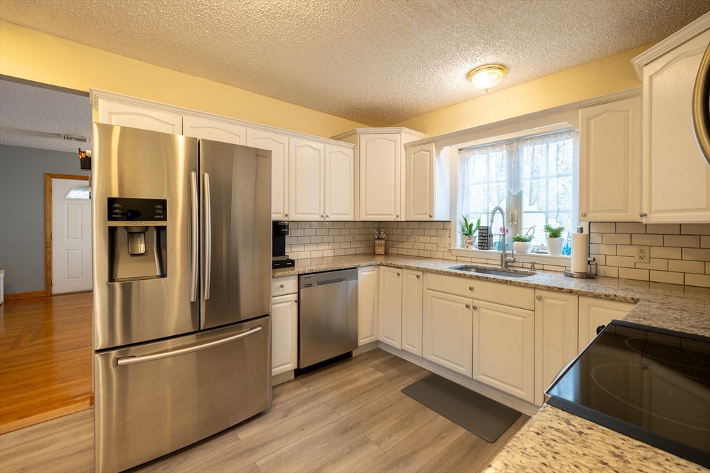 Peabody, Massachusetts 01960, United States, 3 Bedrooms Bedrooms, ,2 BathroomsBathrooms,Residential,Pending,129104