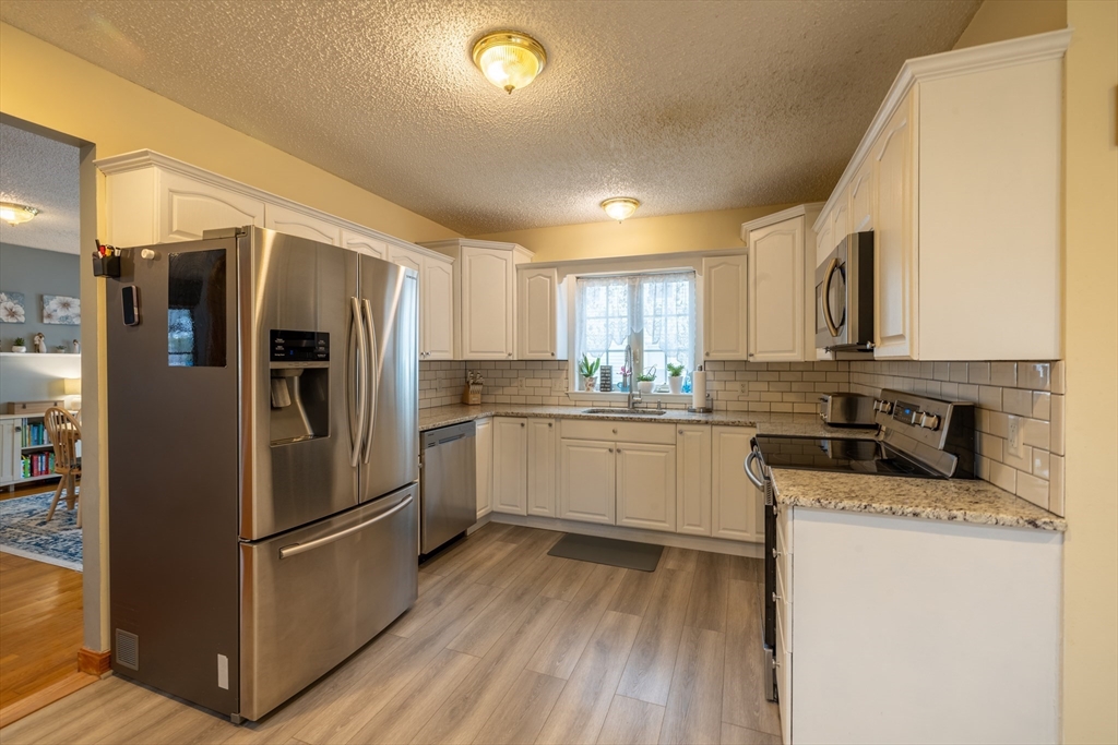 Peabody, Massachusetts 01960, United States, 3 Bedrooms Bedrooms, ,2 BathroomsBathrooms,Residential,Pending,129104