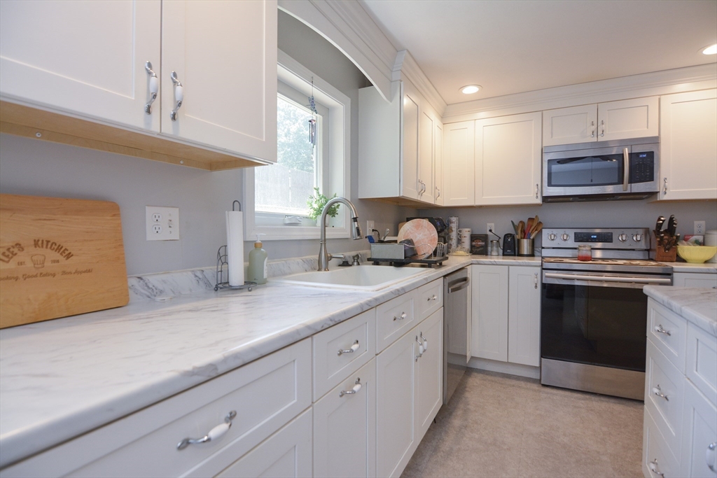 Worcester, Massachusetts 01604, United States, 3 Bedrooms Bedrooms, ,1 BathroomBathrooms,Residential,Pending,150161