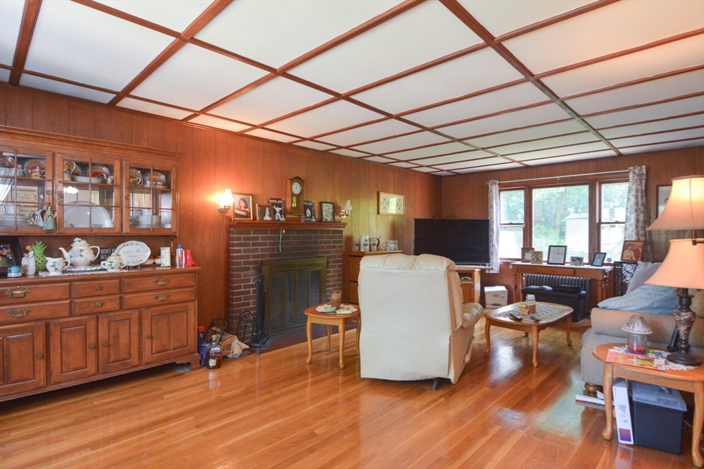 Worcester, Massachusetts 01604, United States, 3 Bedrooms Bedrooms, ,1 BathroomBathrooms,Residential,Pending,150161