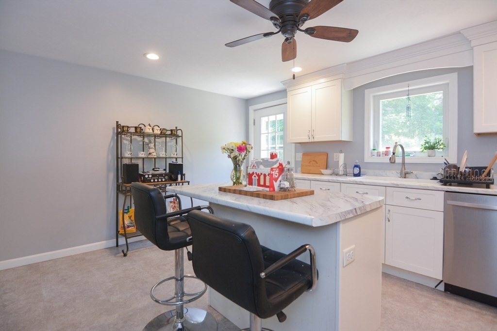 Worcester, Massachusetts 01604, United States, 3 Bedrooms Bedrooms, ,1 BathroomBathrooms,Residential,Pending,150161