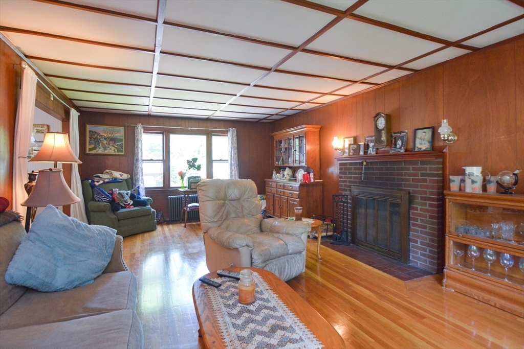 Worcester, Massachusetts 01604, United States, 3 Bedrooms Bedrooms, ,1 BathroomBathrooms,Residential,Pending,150161