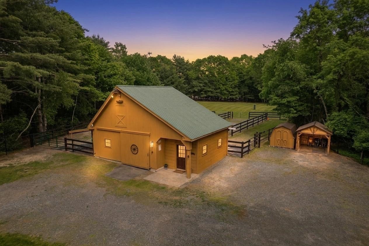 17 Leonard St, Lakeville MA 02347