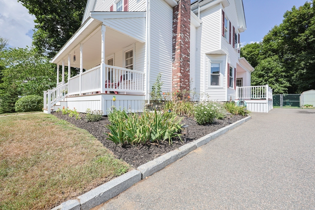182 Center St
