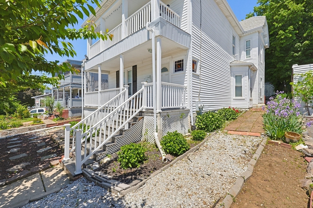 72 Dysart St