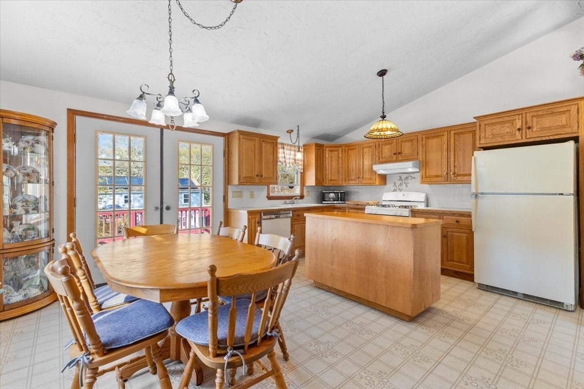 64 Rainbow Rd