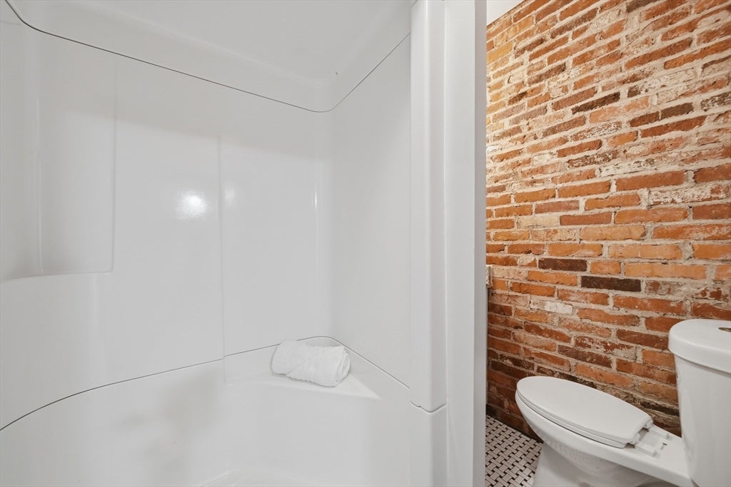 68 Pleasant St #3, Newburyport, MA Photo #12