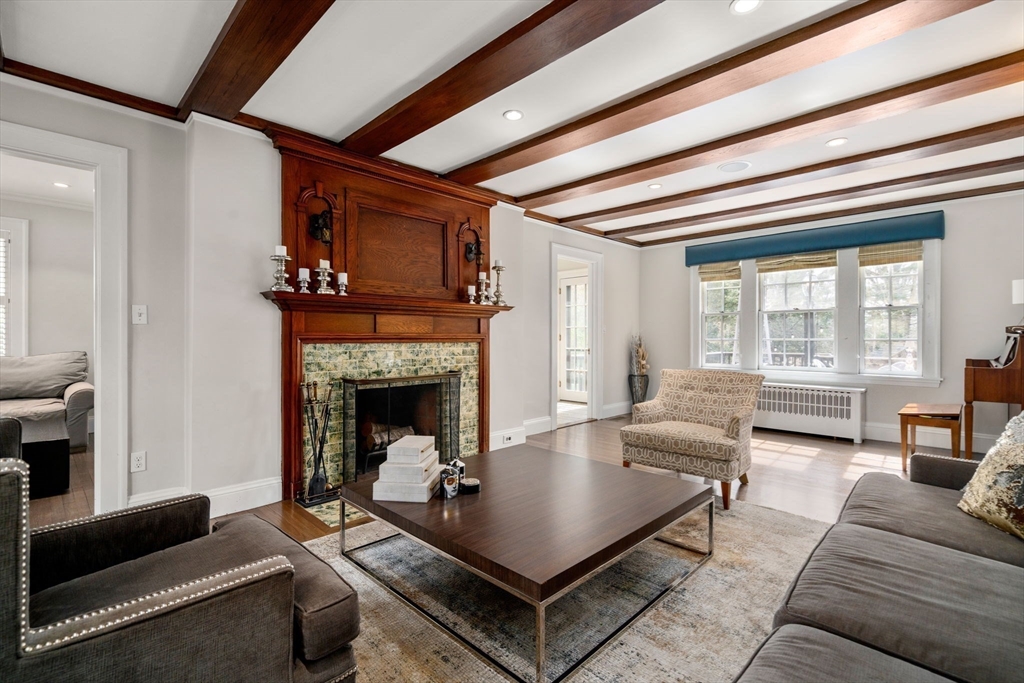 185 Valentine St