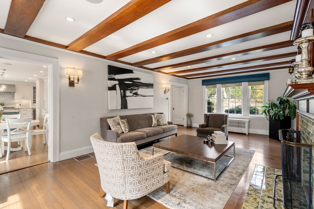 185 Valentine St