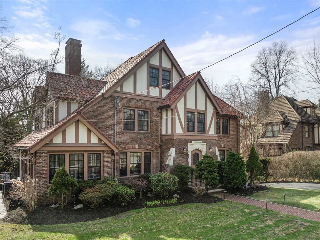 185 Valentine St