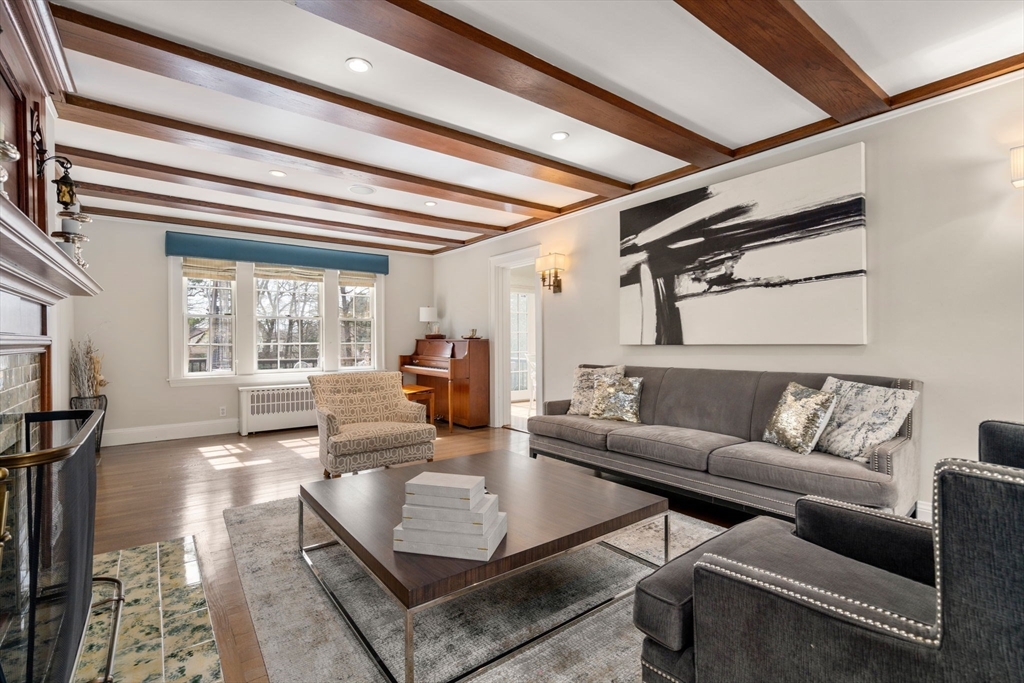185 Valentine St