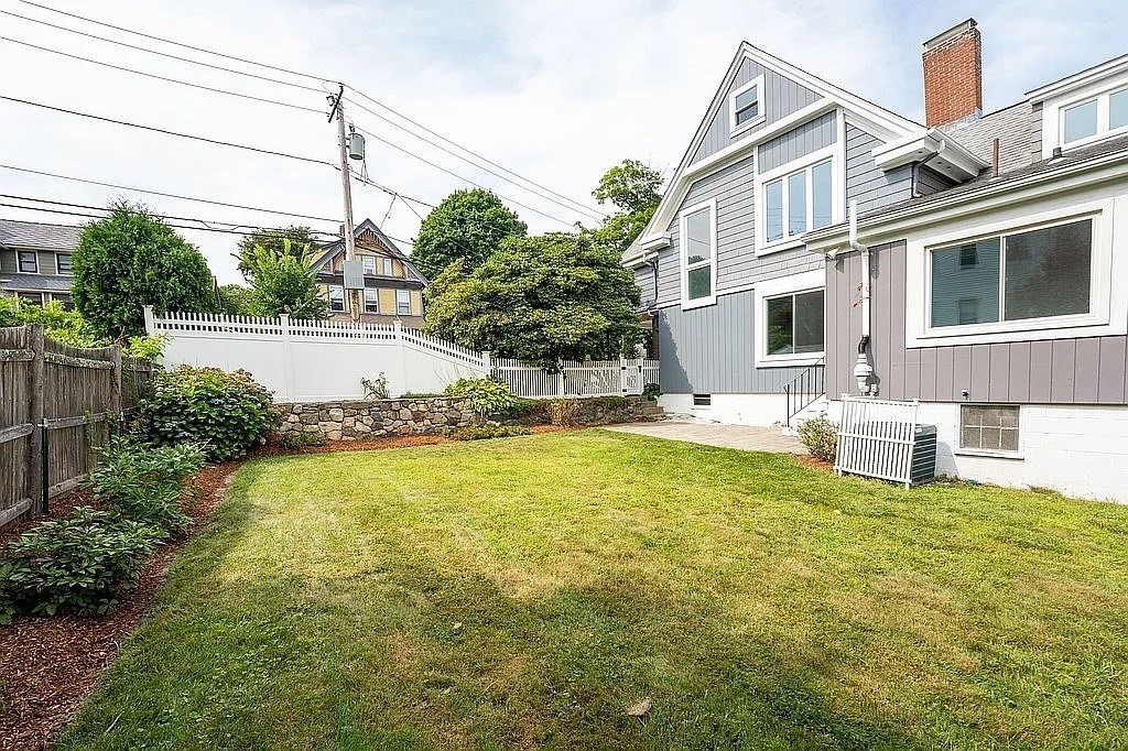 32 Water St