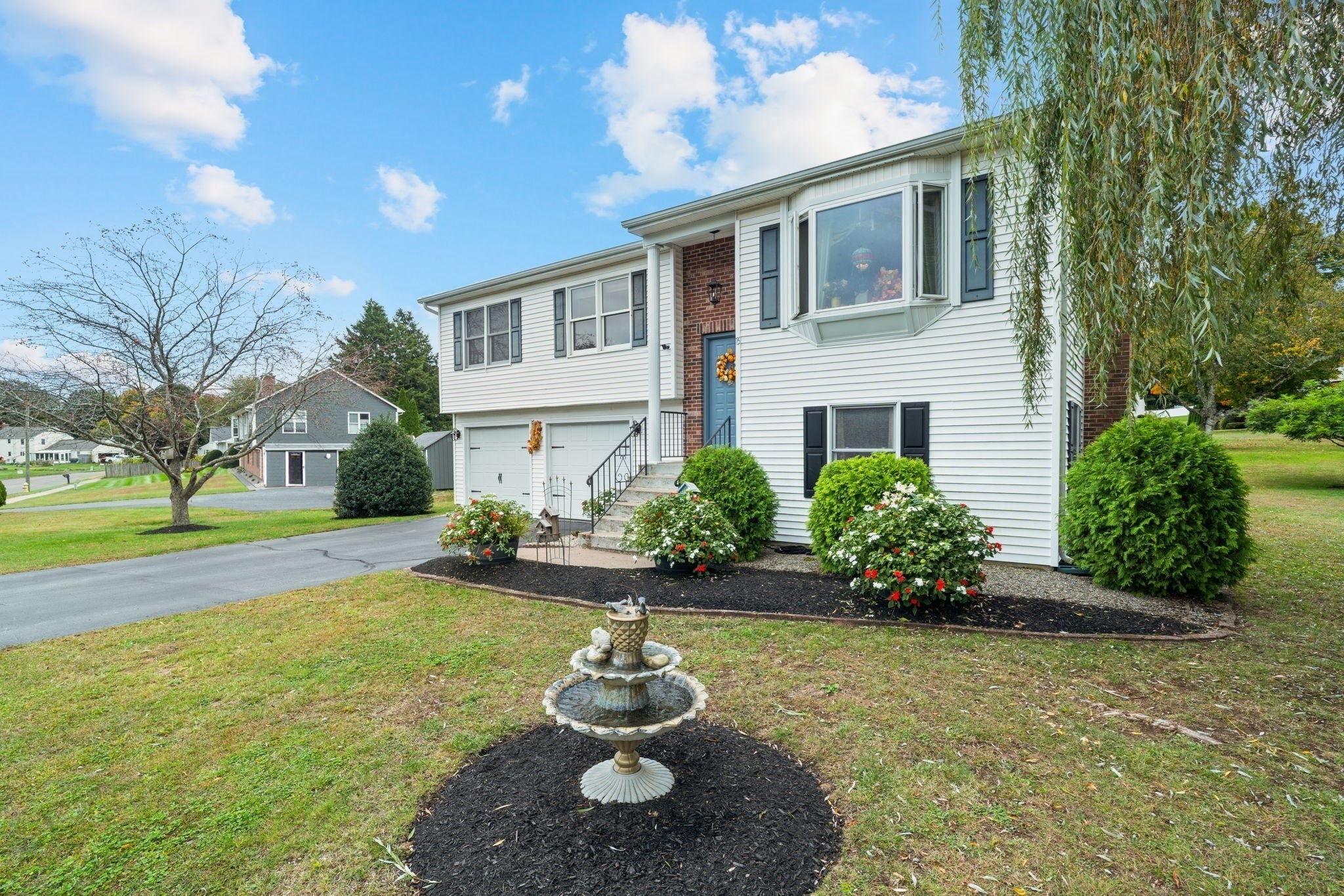 8 Oriole Dr, Agawam, MA Photo #2