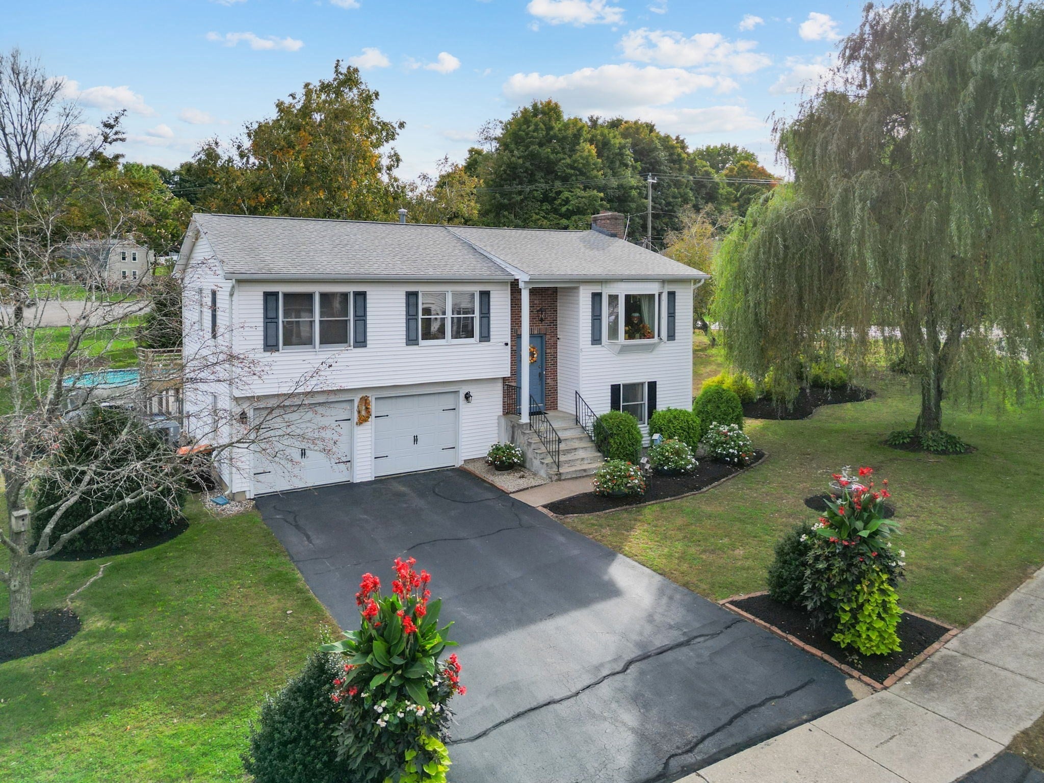 Photo of 8 Oriole Dr, Agawam, MA
