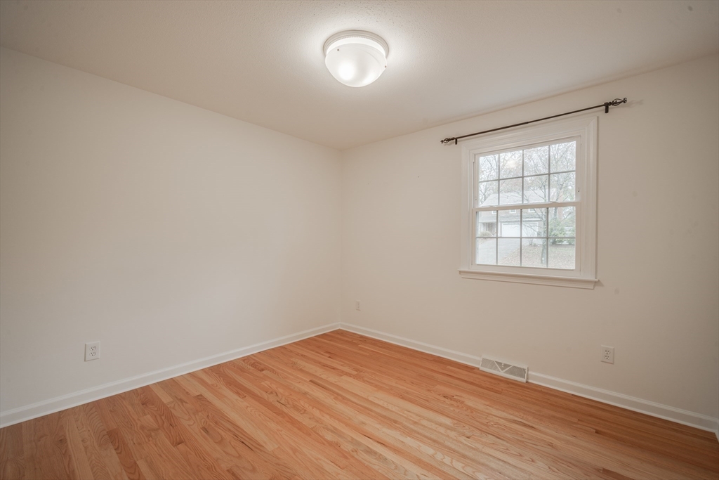 Longmeadow, Massachusetts 01106, United States, 4 Bedrooms Bedrooms, ,3 BathroomsBathrooms,Residential,Pending,122445