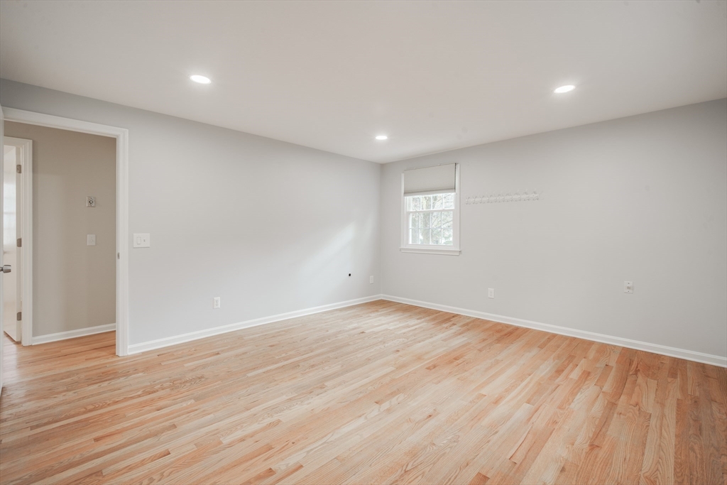 Longmeadow, Massachusetts 01106, United States, 4 Bedrooms Bedrooms, ,3 BathroomsBathrooms,Residential,Pending,122445