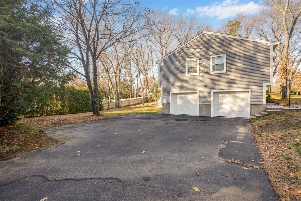 Longmeadow, Massachusetts 01106, United States, 4 Bedrooms Bedrooms, ,3 BathroomsBathrooms,Residential,Pending,122445