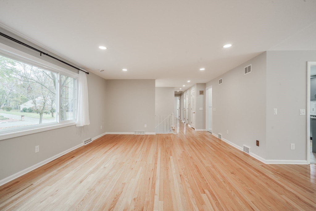 Longmeadow, Massachusetts 01106, United States, 4 Bedrooms Bedrooms, ,3 BathroomsBathrooms,Residential,Pending,122445