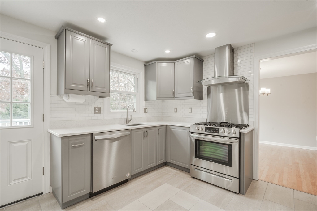 Longmeadow, Massachusetts 01106, United States, 4 Bedrooms Bedrooms, ,3 BathroomsBathrooms,Residential,Pending,122445