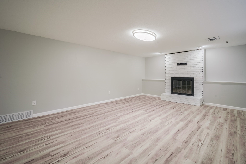 Longmeadow, Massachusetts 01106, United States, 4 Bedrooms Bedrooms, ,3 BathroomsBathrooms,Residential,Pending,122445