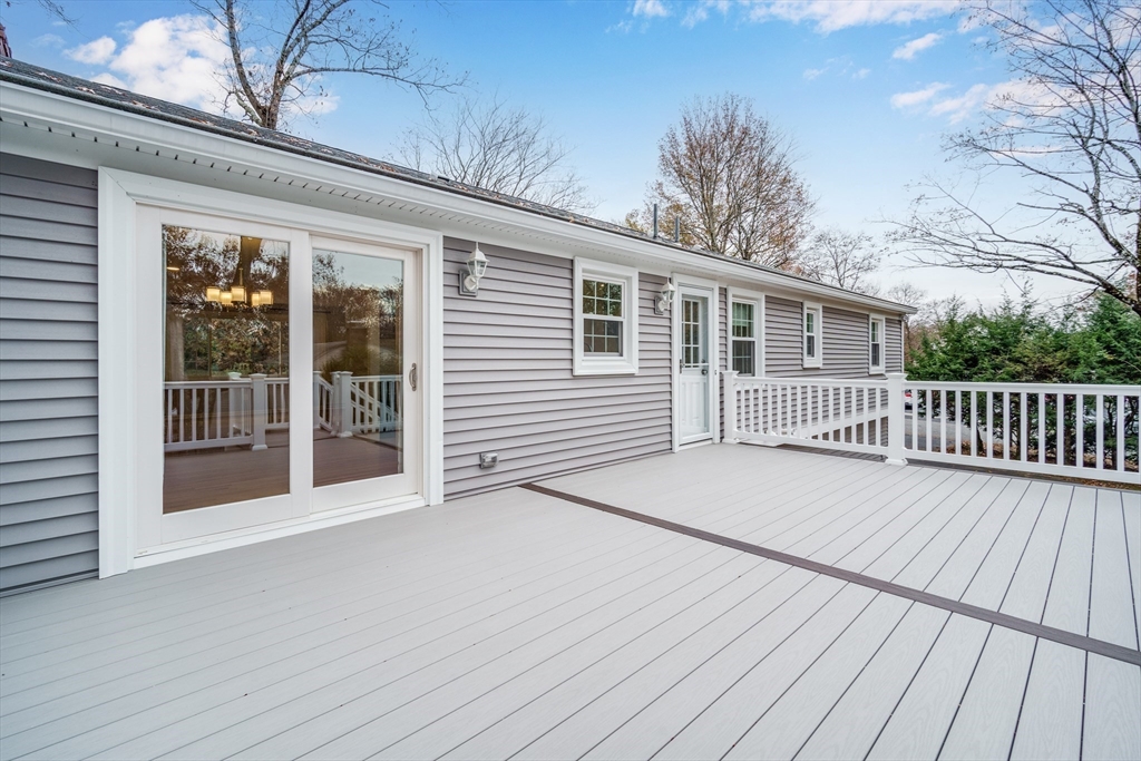 Longmeadow, Massachusetts 01106, United States, 4 Bedrooms Bedrooms, ,3 BathroomsBathrooms,Residential,Pending,122445